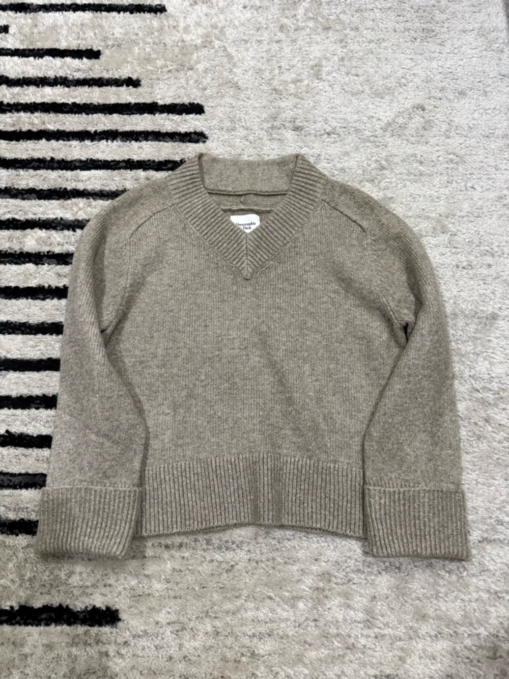 Abercrombie & Fitch Women's V-Neck Sweater in Taupe
